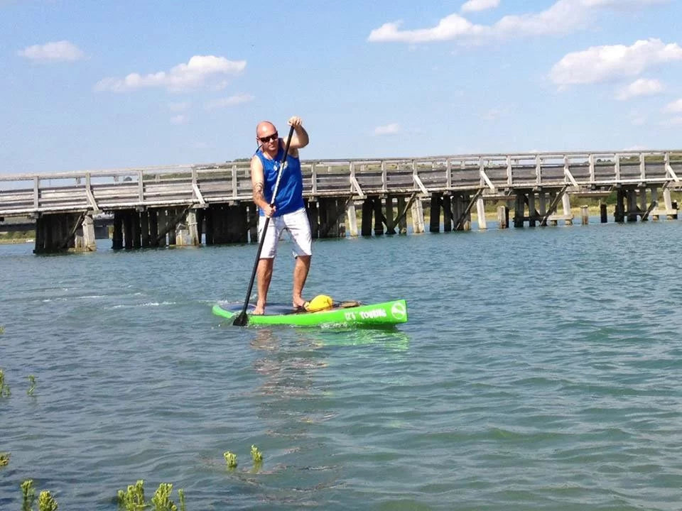 Racer Flexes his SUP Paddle